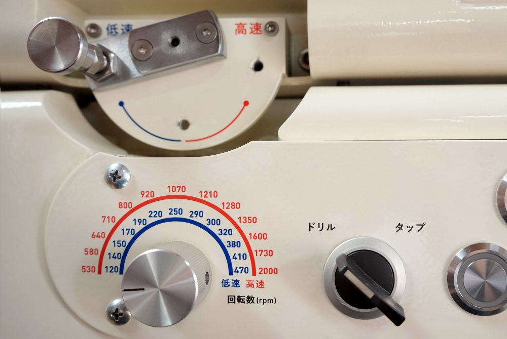 低速ギア・高速ギア切替ツマミ