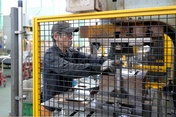 マシニング加工からプレス加工へのVA／VE提案をいただきコスト削減に